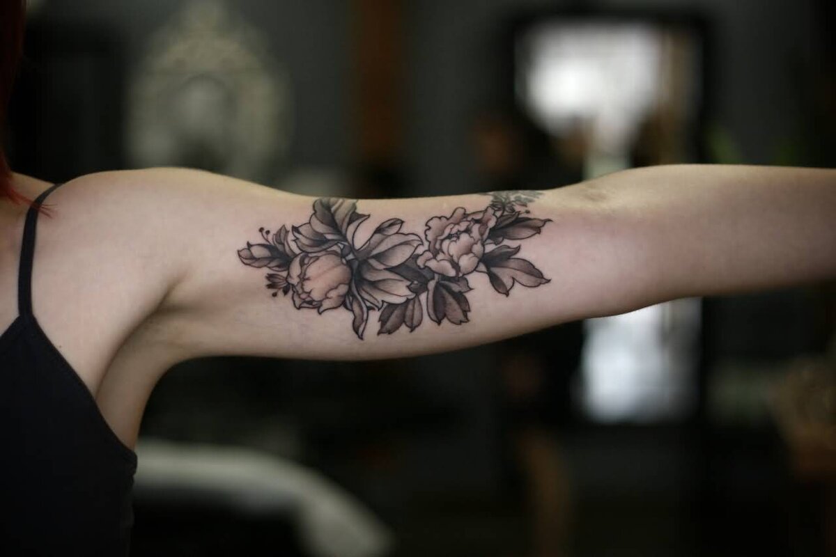 Источник фото: https://www.askideas.com/media/55/Black-And-Grey-Peony-Flowers-Tattoo-On-Girl-Left-Bicep.jpg