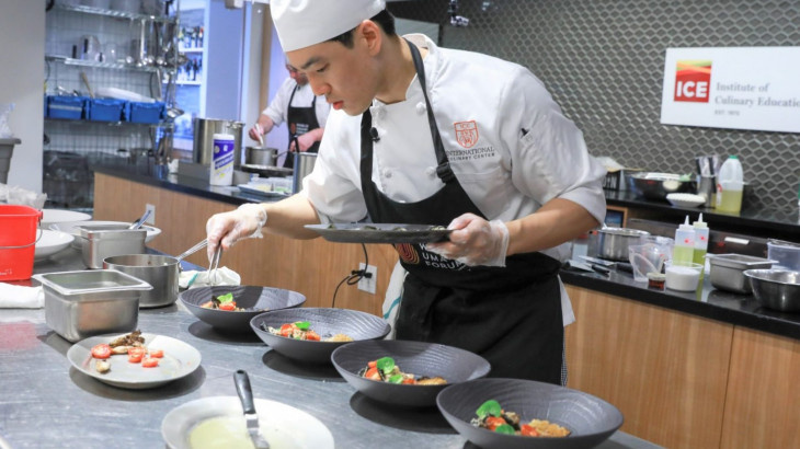 За блюдом, заказанным в ресторане, стоят не только ингредиенты и их приготовление. На кухне также царит волнение и замешательство, о которых вы даже не узнаете, если до сих пор не работали в поле. Однако радость от карьеры на кухне огромна, особенно если вы найдете идеальный способ объединить (не) преимущества и компромиссы, которые вам придется пойти, когда вы вступите на этот путь.