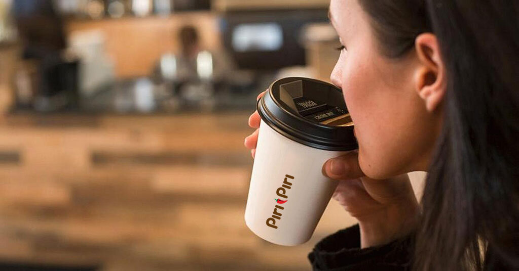 Стакан с логотипом фирмы.