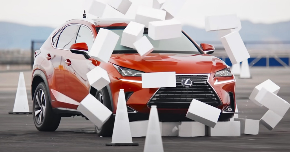 Водитель ничего не видит. Это имитация отвлечения на смартфон во время вождения