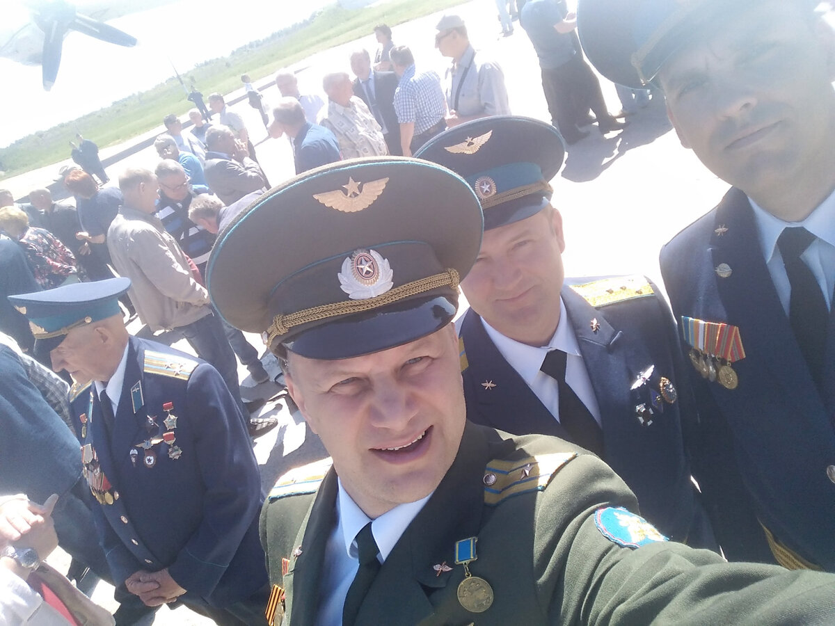 Празднование дня 196 Гвардейского Минского ВТАП. Я и сразу за мной мой однокурсник по Тамбовскому ВВАИУ Щелкаев Валентин. Справа Минаев Андрей, нач.хим полка в 2008 г. Тыловики как обычно продинамили, и на ДМБ выдали зелёный китель.