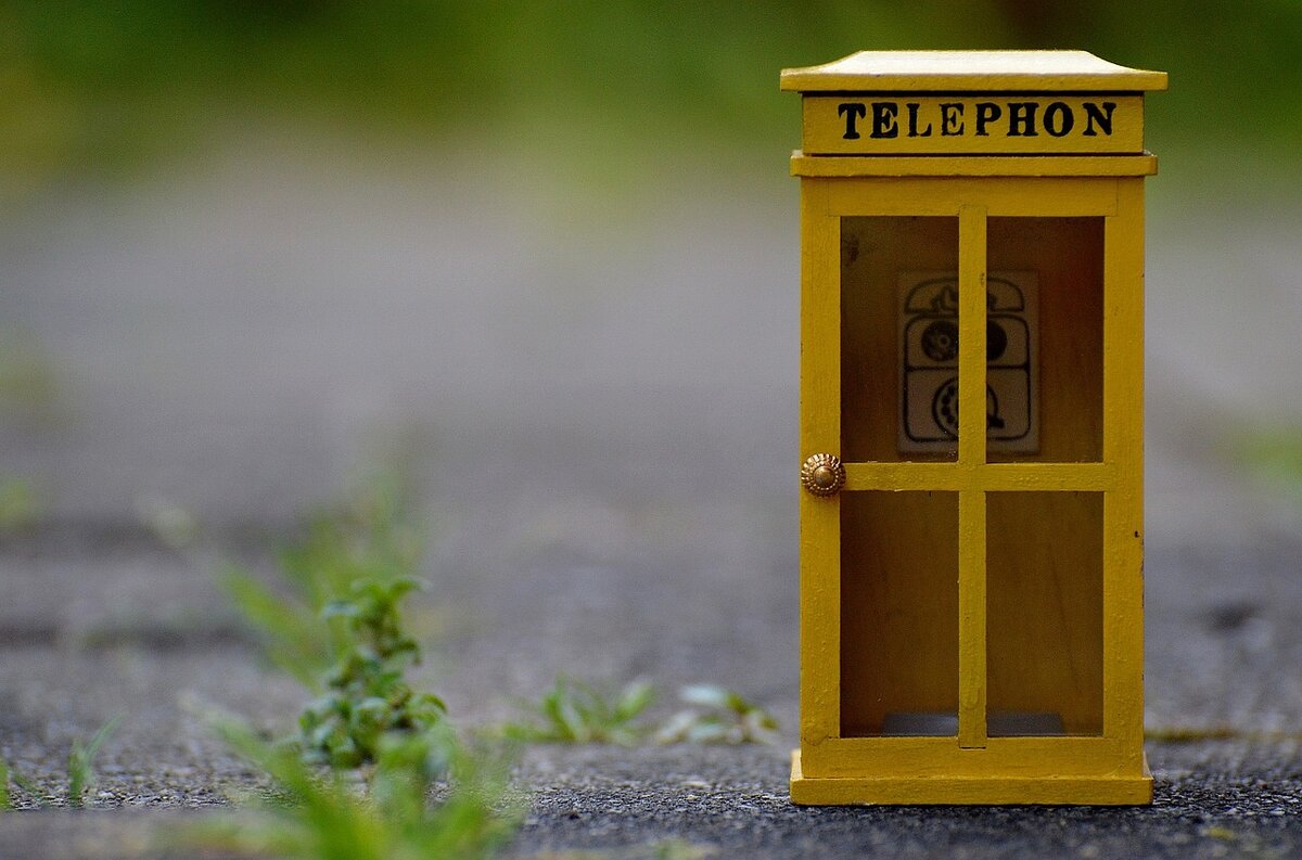 Желтая телефонная будка