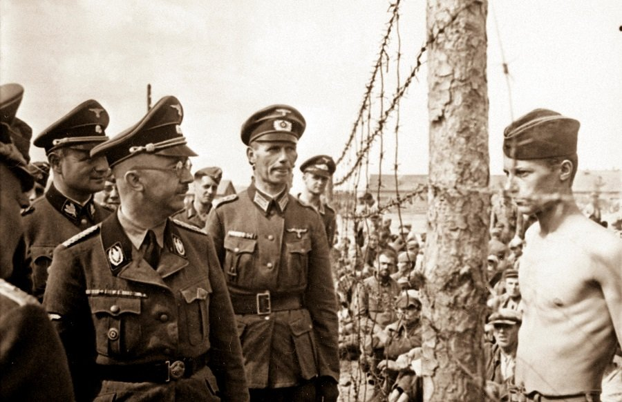 Глава СС и гестапо Генрих Гиммлер инспектирует лагерь для советских военнопленных - Фото: ALAMY/TASS