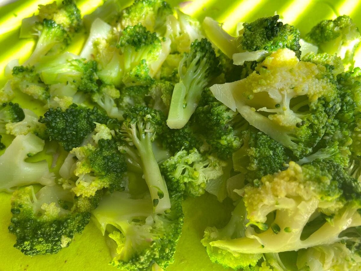 нарезаем брокколи