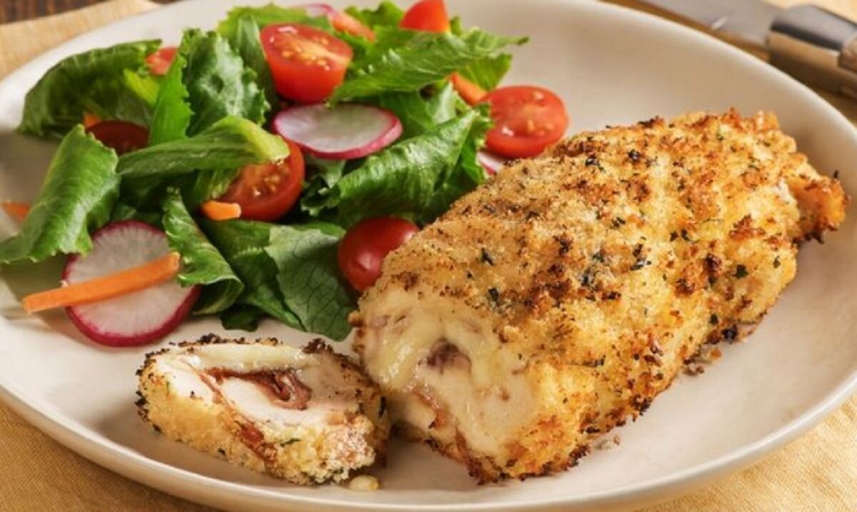 куриный рулет с грибами и луком. рулет из куриной грудки с черносливом. куриная грудка фаршированная грибами и сыром. куриная грудка с орехами и сыром. куриные грудки с сыром.