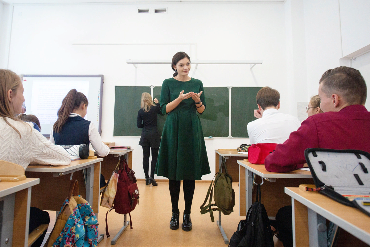 Русскую учительницу ученик. Учитель в школе. Педагог и ученик. Учительница ведет урок
