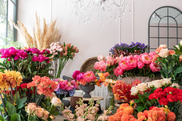 доставка цветов Москва, Волгоград, Волжский курьером цветы на дом 24 часа от магазина Первая Букетная