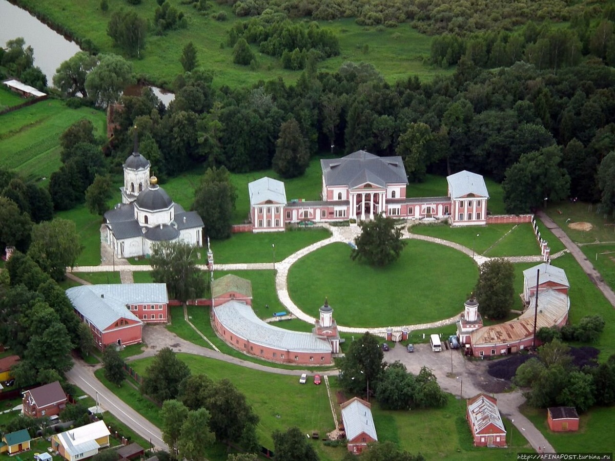 За спиной усадьбы течет река Лама