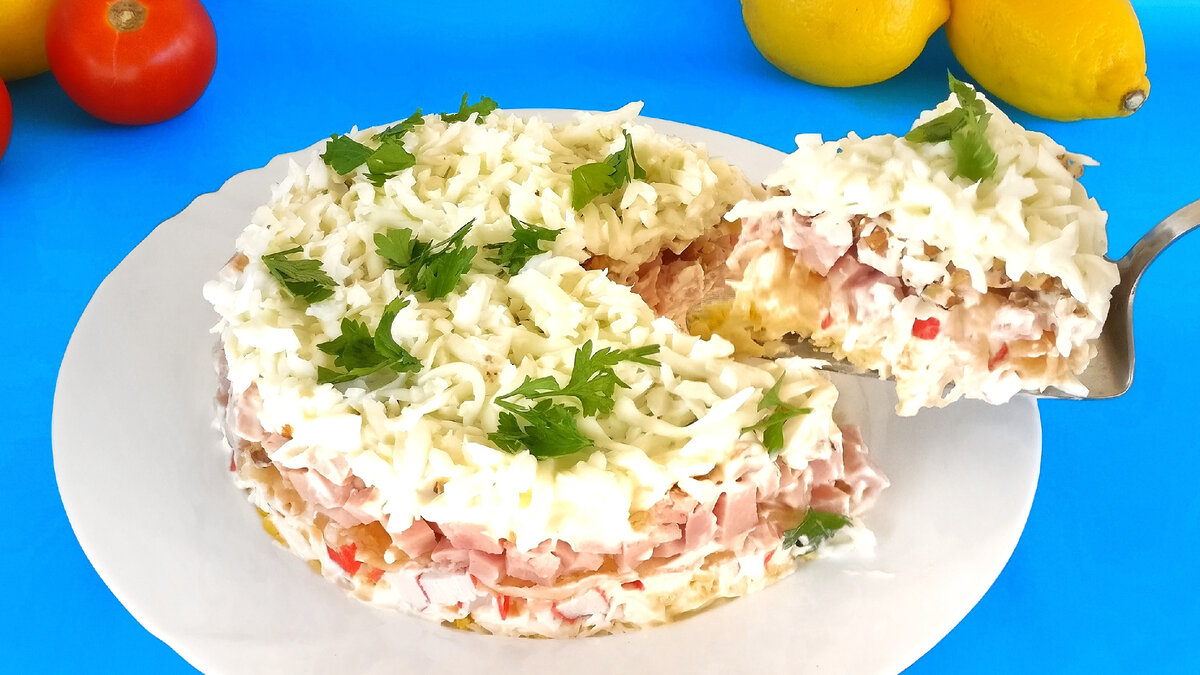 Салат Снежная Королева с крабовыми палочками и ветчиной