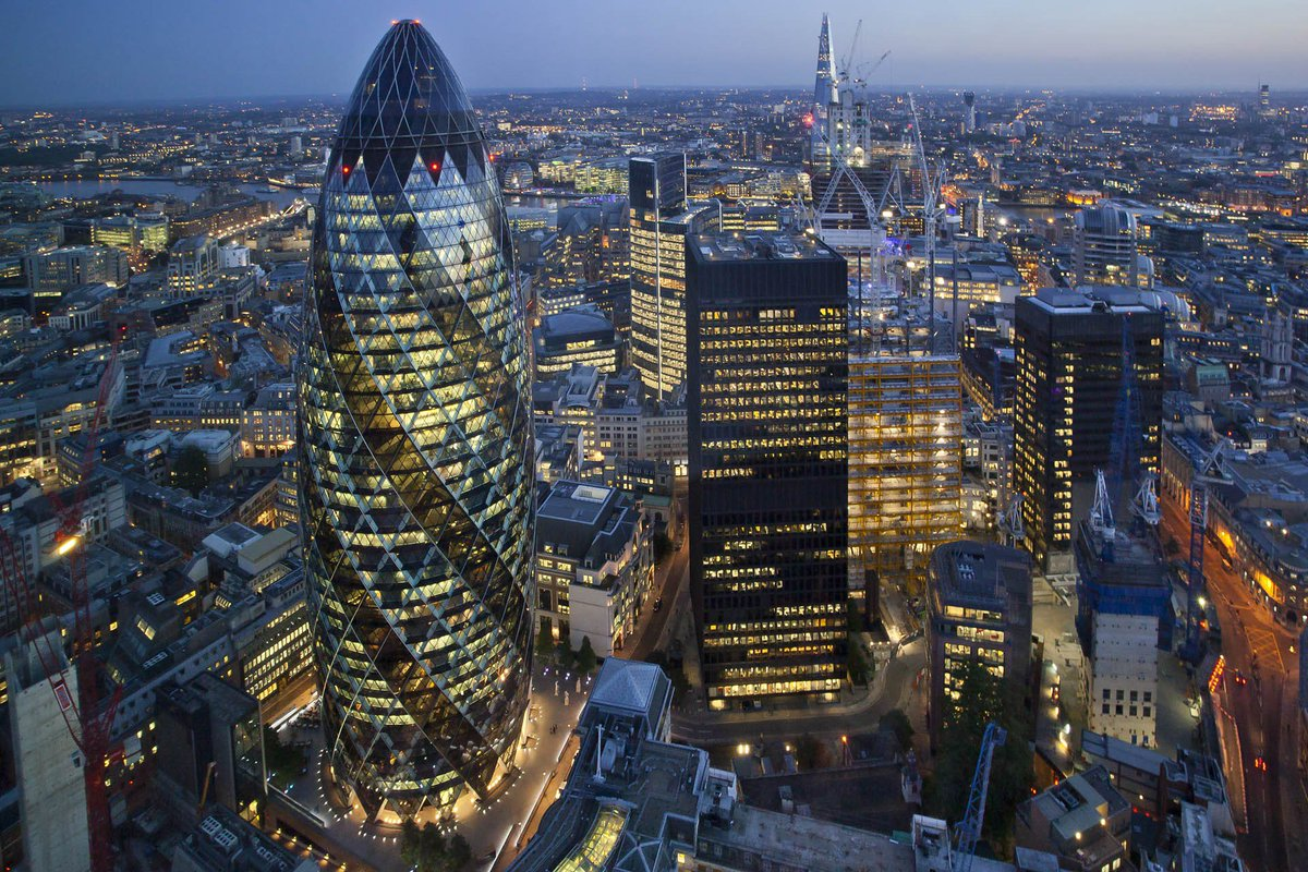 The Gherkin в Лондоне. Лондон Сити небоскребы. Деловой центр Сити в Лондоне.