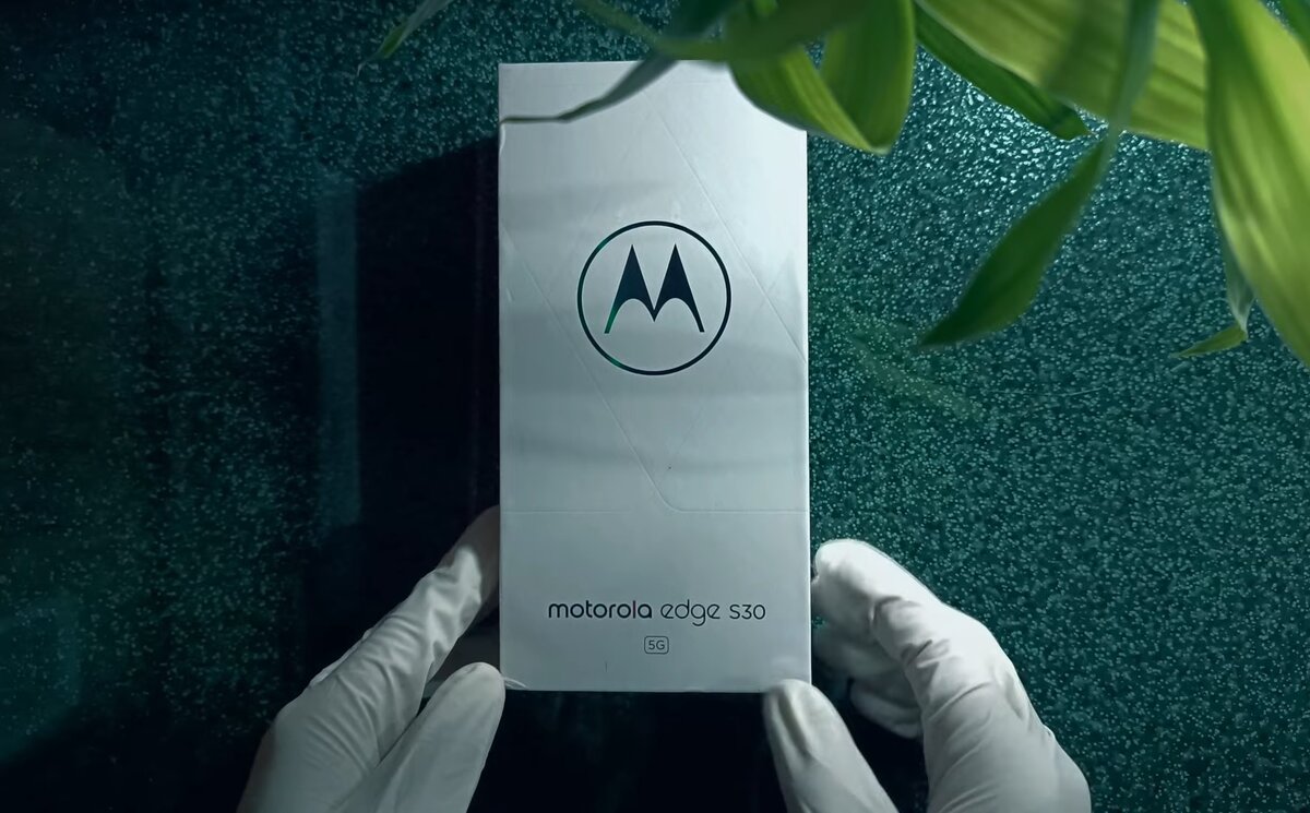 Упаковка свежего Motorola Edge S30 на Snapdragon 888 Plus. Фото: YouTube-канал Xiu