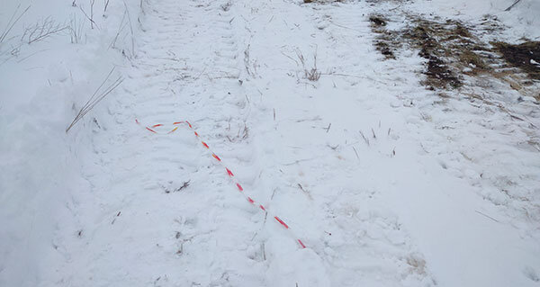 Тут стояли межевые знаки, соединенные между собой лентой