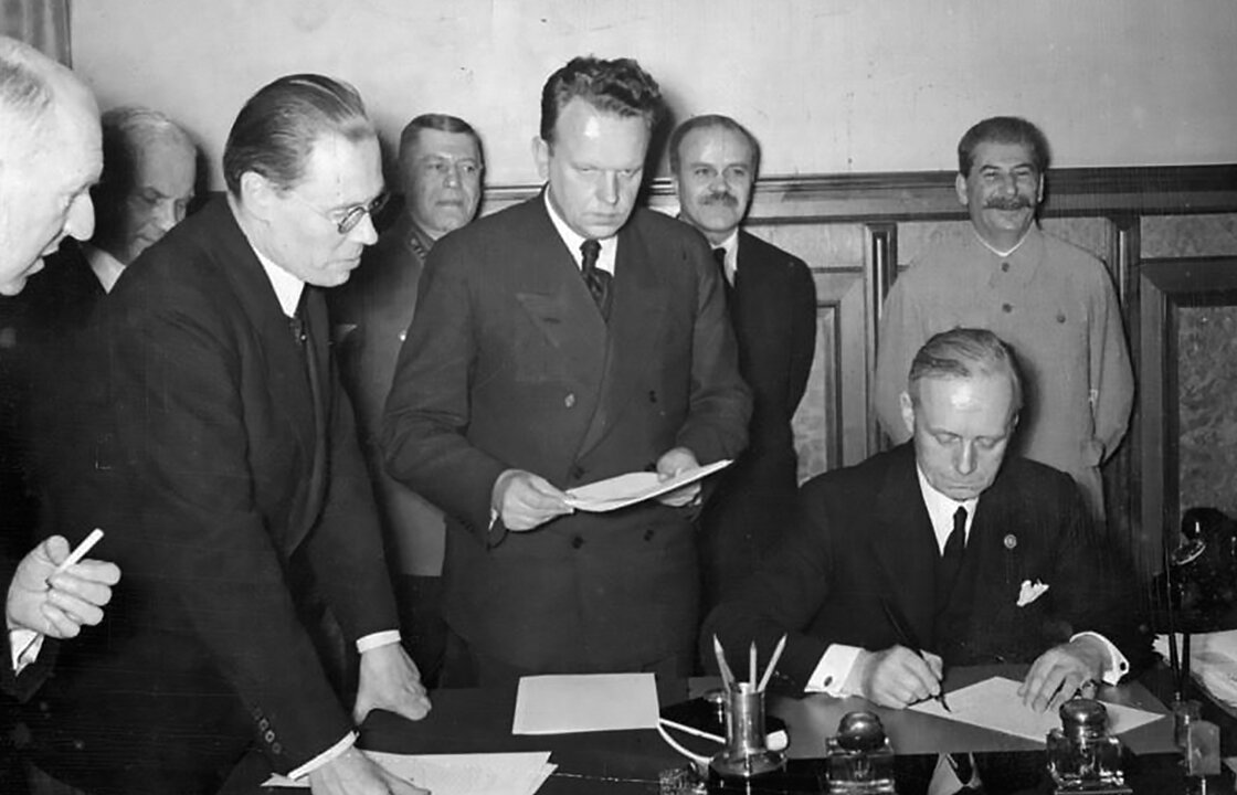 Подписание договора. Слева направо,  Фридрих Гаус, Андор Хенке, переводчик Густав Хильгер, начальник Генштаба Борис Шапошников, посол СССР в Германии Алексей Шкварцев, председатель СНК СССР Вячеслав Молотов, министр иностранных дел Германии Иоахим фон Риббентроп, генеральный секретарь ЦК ВКП(б) Иосиф Сталин.