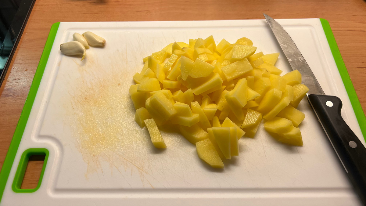 Затем картофель и немного чеснока