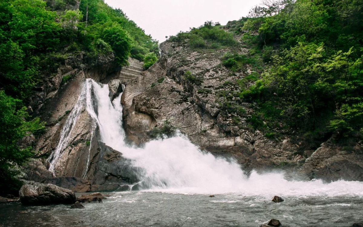 Ханагский (Хучнинский) водопад находится на реке Ханаг между двумя табасаранскими селами Хучни и Ханаг, отсюда и двойное название достопримечательности.
