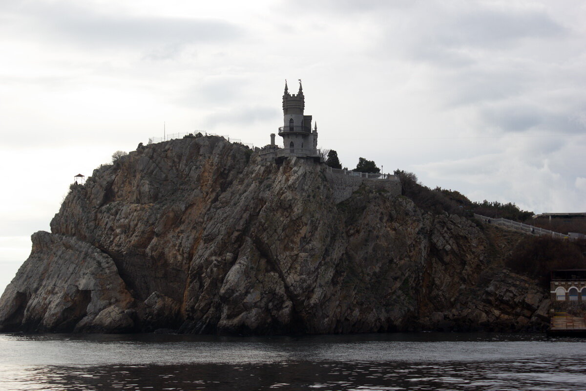 Думаю, что эту дачу знает каждый россиянин. Она уже давно стала одним из символов Южного берега Крыма. И это Ласточкино гнездо. Построенный в начале прошлого века для дворянской богатой династии замок пустовал, а после революции был национализирован. Склад, читальные залы, долгие годы консервации, ресторан. По назначению Ласточкино гнездо так и не использовалось. После Крымского землетрясения в 1927 году скала треснула и здание могло рухнуть в море. Экономические неурядицы, а потом война не позволяли провести ремонтные работы, к ним вернулись только через 30 лет. Сейчас здание открыто для посещения лишь частично, в нем находится музей. 