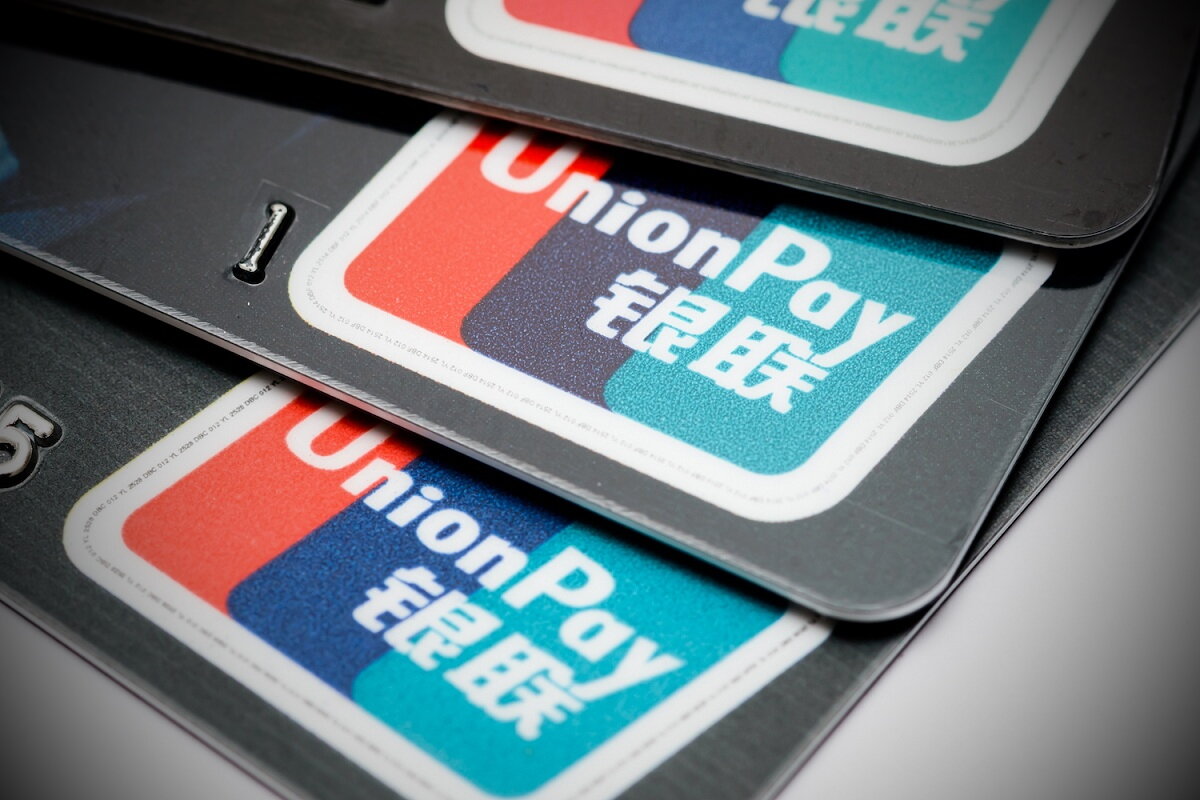 Иероглифы на логотипе UnionPay означает «банк» и «объединение»