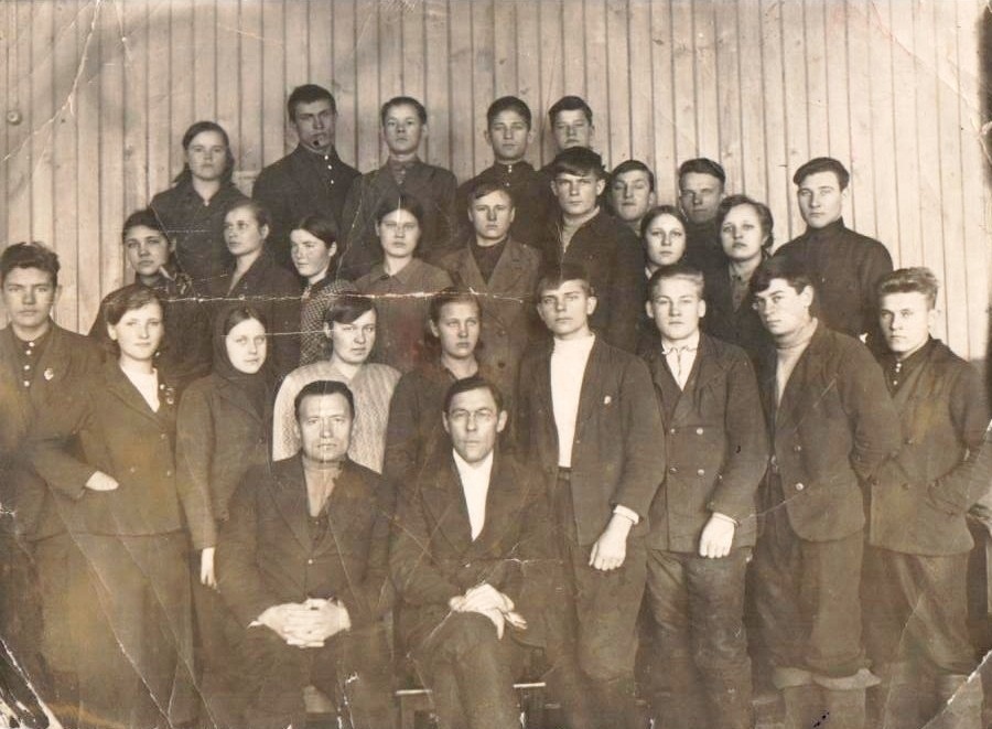 9 класс Большемуртинской школы, А.И. Кудимов в первом ряду слева, 1940 год