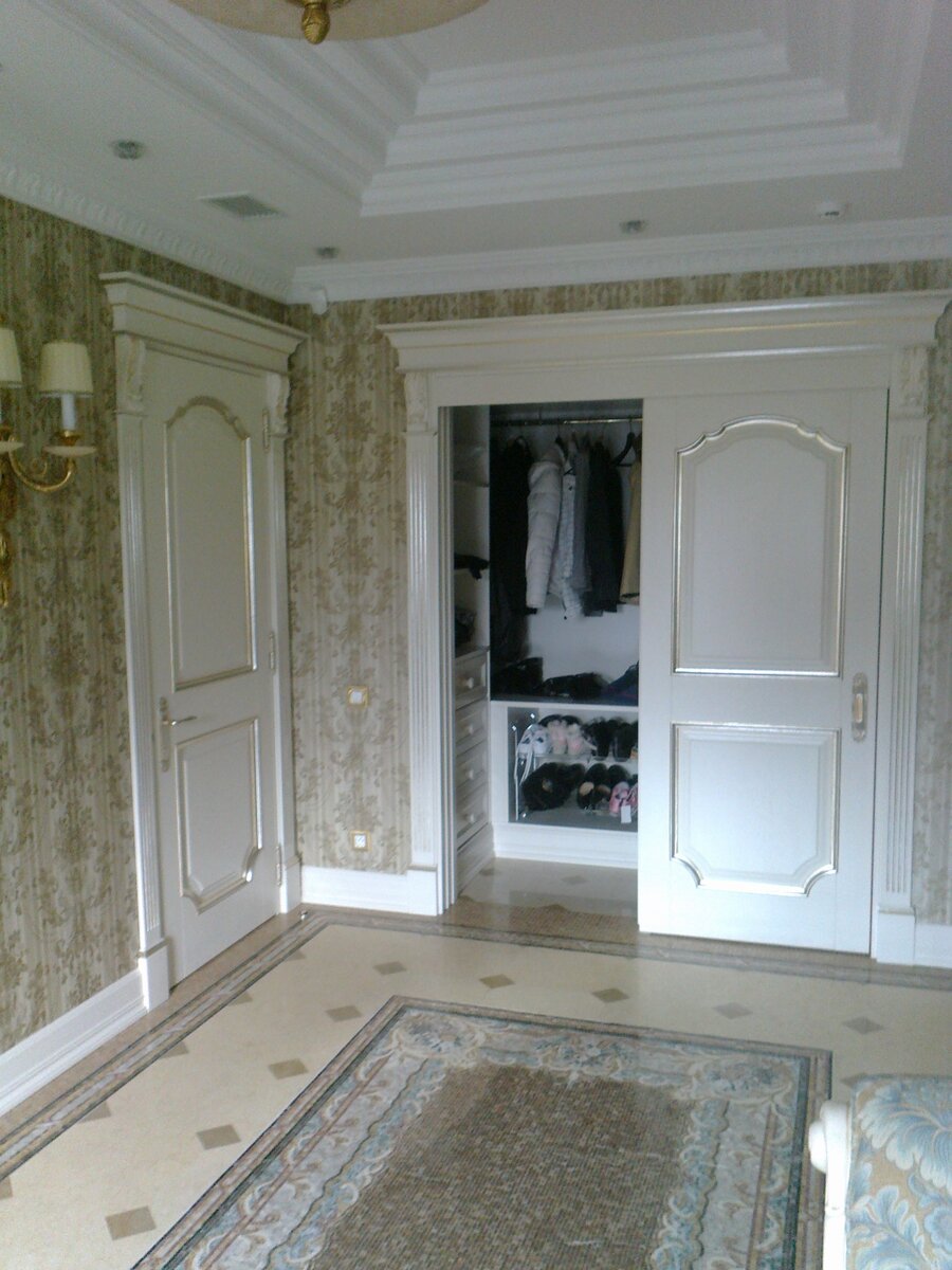 Гардероб бережно спрятан.