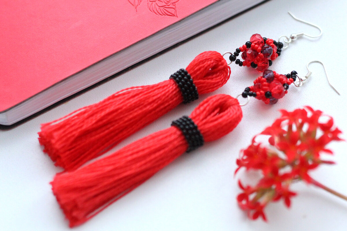 Серьги с кистями и плетеными бусинами (ручная работа)