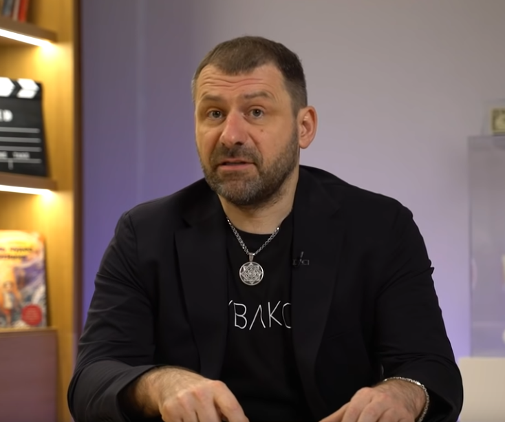 Игорь Рыбаков - российский миллиардер, советует: делать упор не только на сохранение имеющегося, но и создать что-то новое в своей нише. Скриншот из видео, используется и распространяется бесплатно по лицензии https://www.youtube.com/t/terms