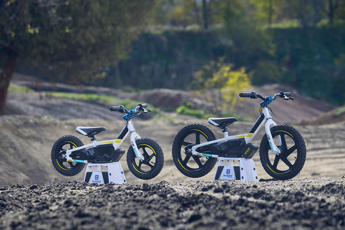 Мотоциклы Husqvarna помогают детям узнать основы езды по бездорожью с помощью детских велосипедов 12eDrive и 16eDrive 2022 года.