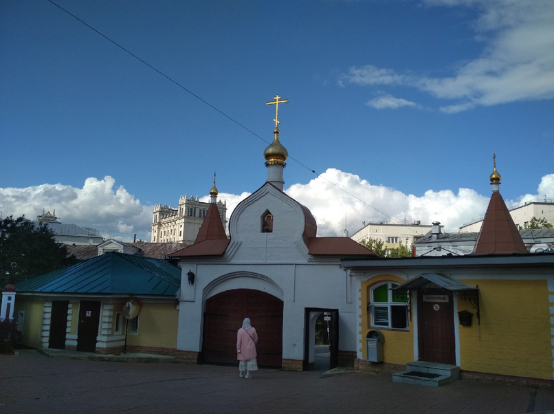 Вид на вход изнутри.