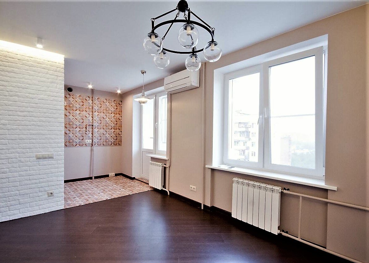 Трубы от пола до потолка и натяжной потолок. Крепим карнизы под потолок на стеновых кронштейнах. 