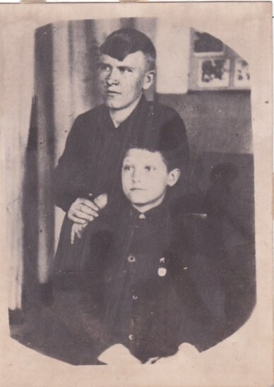 Владимир Пахомович Казьмин (сидит). Фото из фондов ЛОКМ.