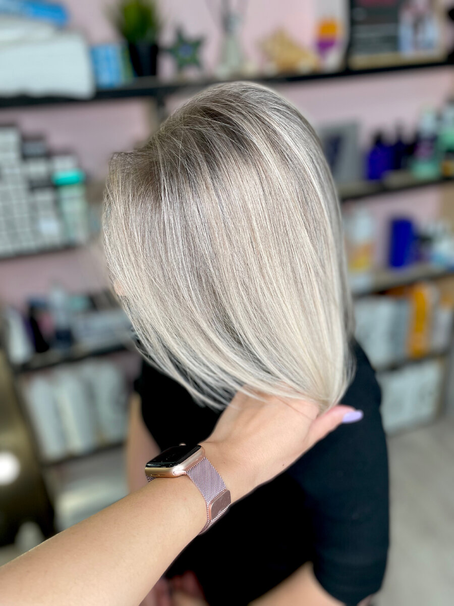 Начну рассказ с того, что с этой клиенткой мы знакомы давно. Целью наших окрашиваний всегда является сохранение волос. Так как волосинка достаточно тонкая, а натуральный цвет волос 6.0 добиться такого блонда достаточно сложно 🙄