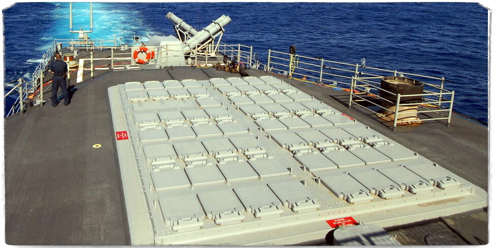 Источник: US Navy. В кадре ВПУ Мк.41, во многом определившая то, как будет выглядеть флот, и наш ВМФ в частности. Однако американцы в этом направлении не первопроходцы - первая ВПУ появилась в СССР на противолодочном корабле "Азов".