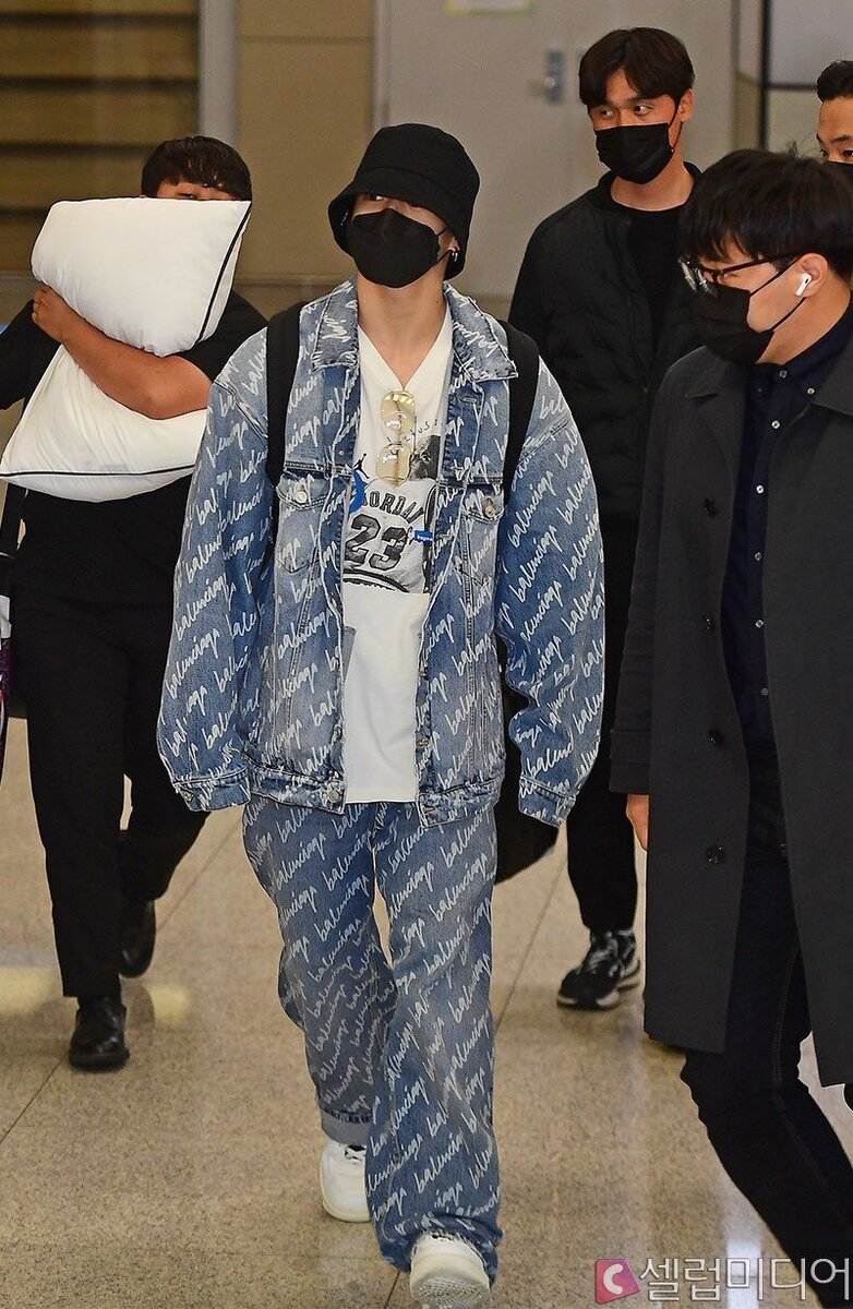 Интересно это подушечку Чонгука несут? 