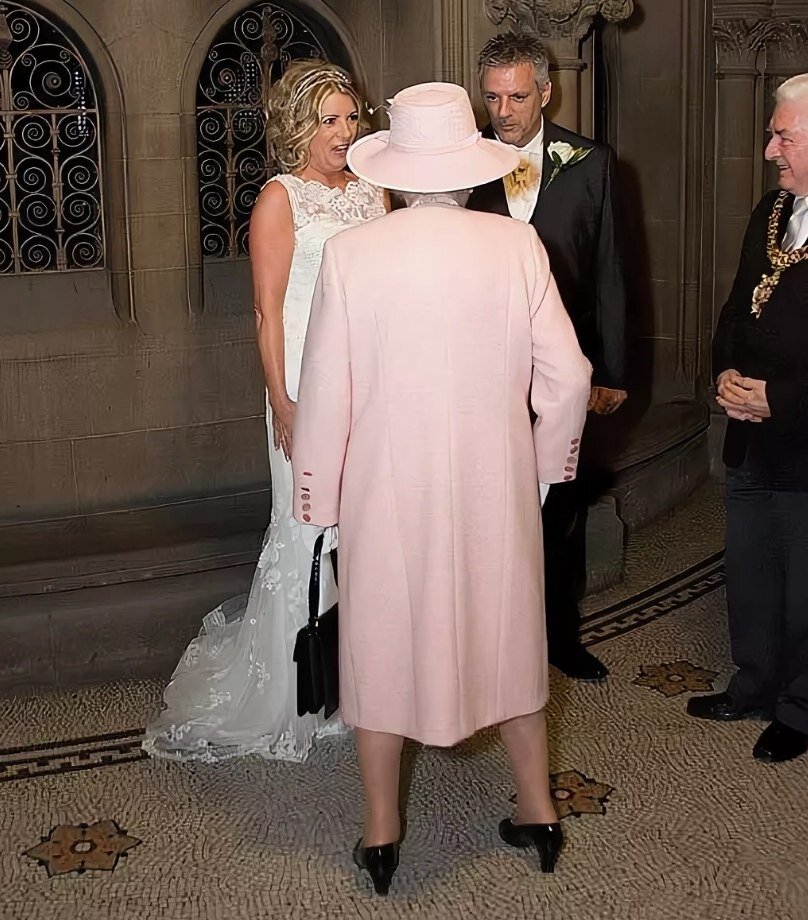 Королева Елизавета II поздравляет молодоженов со свадьбой. Фотография взята с сайта yandex.ru