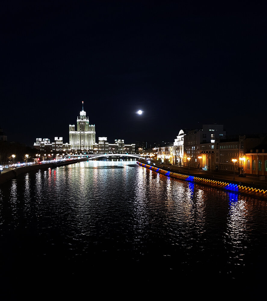 А это фото чудесной ночной Москвы. Разумеется, снято в другой день и в другом месте. При форсировании ТТК фотографировать неудобно.