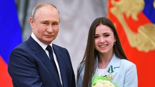    Президент РФ Владимир Путин и олимпийская чемпионка по фигурному катанию Камила Валиева на церемонии вручения государственных наград золотым медалистам XXIV зимних Олимпийских игр© РИА Новости / Владимир Астапкович