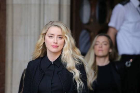    Эмбер Херд заявила об измене со стороны Джонни Деппа сразу после свадьбы