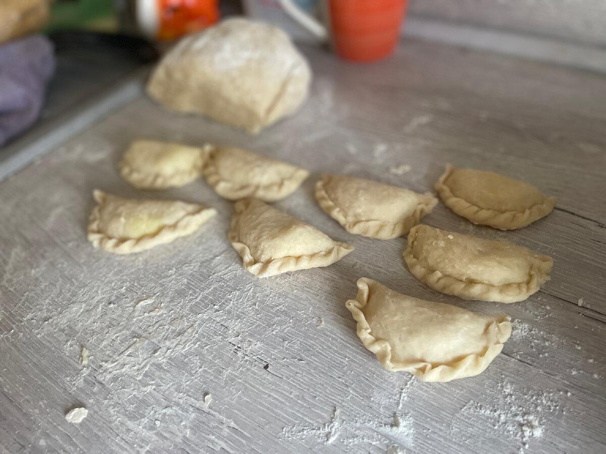 Вареники, на фото только начала. Не шедевр кулинарии, но достаточно симпатичные :)