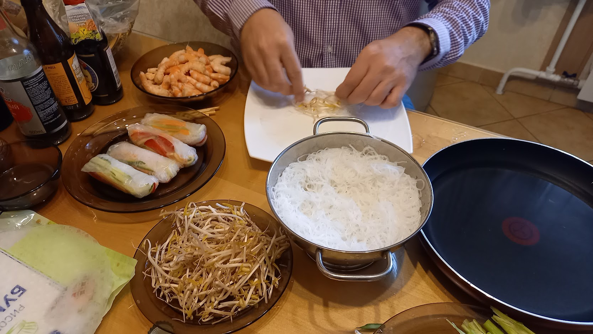 Фото с предыдущей тематической вечеринки - тайской, в этот раз ничего не фотографировали, не до того было