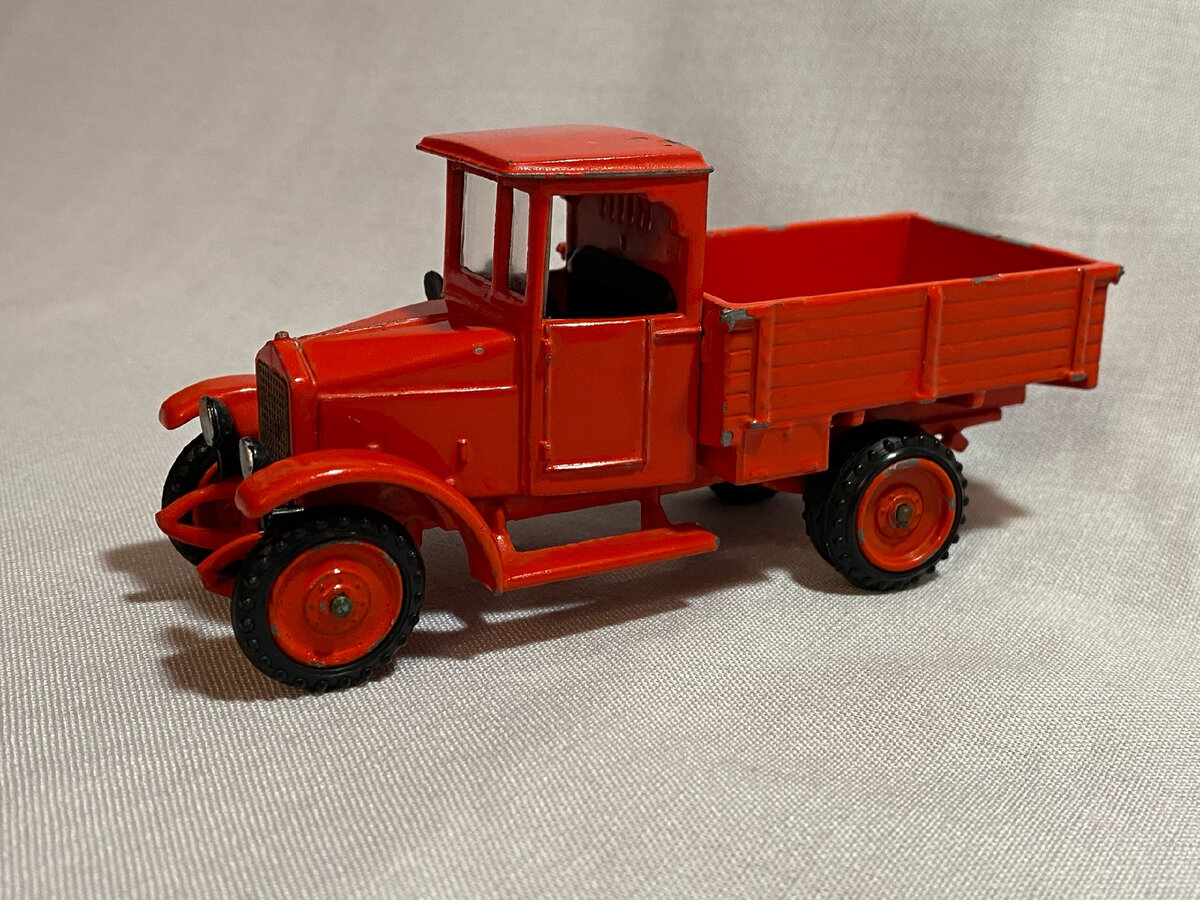 АМО из Рославля вызывает смешанные чувства: с одной стороны, как я подчеркнул ранее, это архаичное изделие, которое в 22-м году 21-го века трудна называть "масштабной копией"; с другой стороны - машинка вызывает какую-то ностальгию по советскому времени, ведь это тяжеленный топорный предмет, передающий колорит продукции СССР.