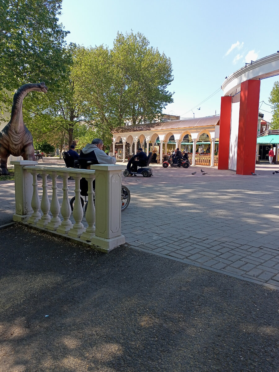 Саки -город курорт на западе Крыма. Здесь много санаториев. И люди с травмами позвоночника успешно здесь лечатся.