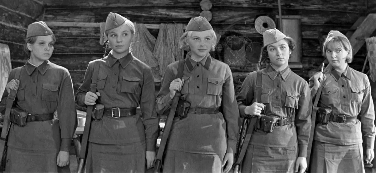 "А зори здесь тихие..." - мой любимый фильм о Великой Отечественной. Пятеро девчонок, каждой из которой - не место на войне, погибают за то, во что верят.