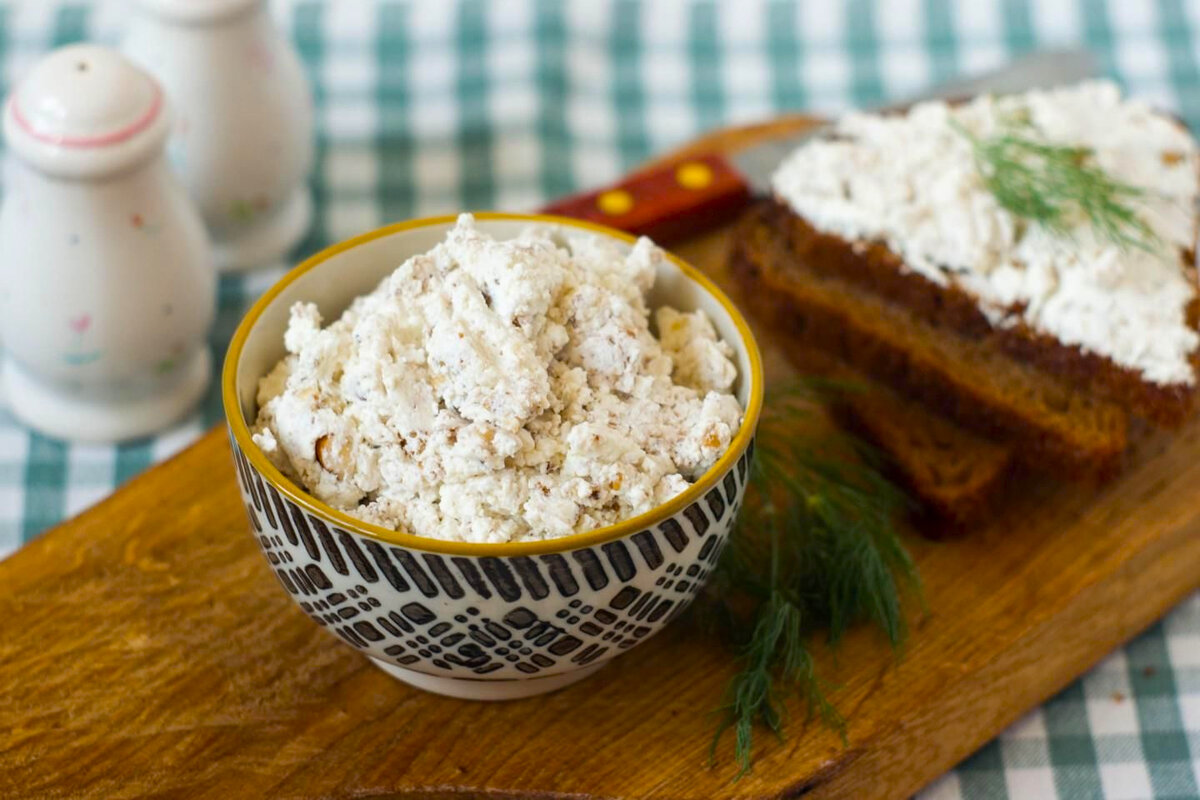 Творог с медом и орехами