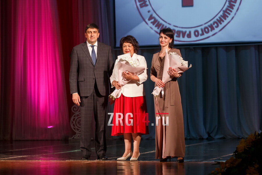 Руководитель горбольницы Златоуста Лена Калашникова (в центре) в этом году стала лауреатом премии Законодательного Собрания области в сфере здравоохранения