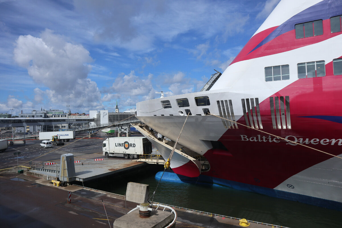 Гигантский дискобар на воде! Как выглядит изнутри десятипалубный паром из Стокгольма в Таллин