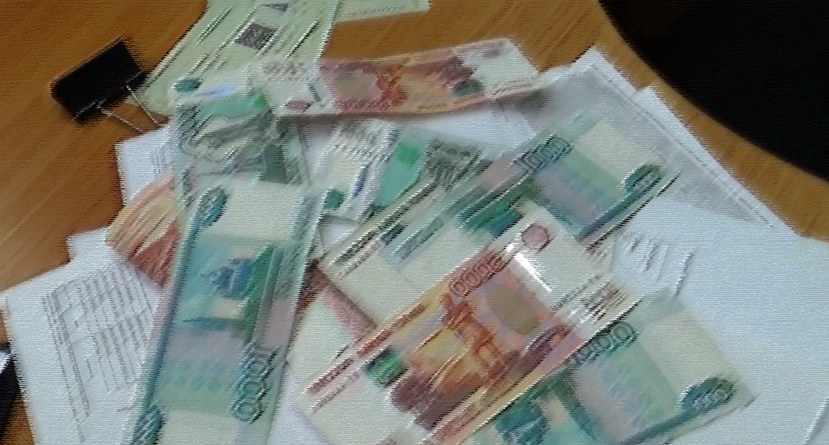 Обнаруженные деньги в столе инспектора...