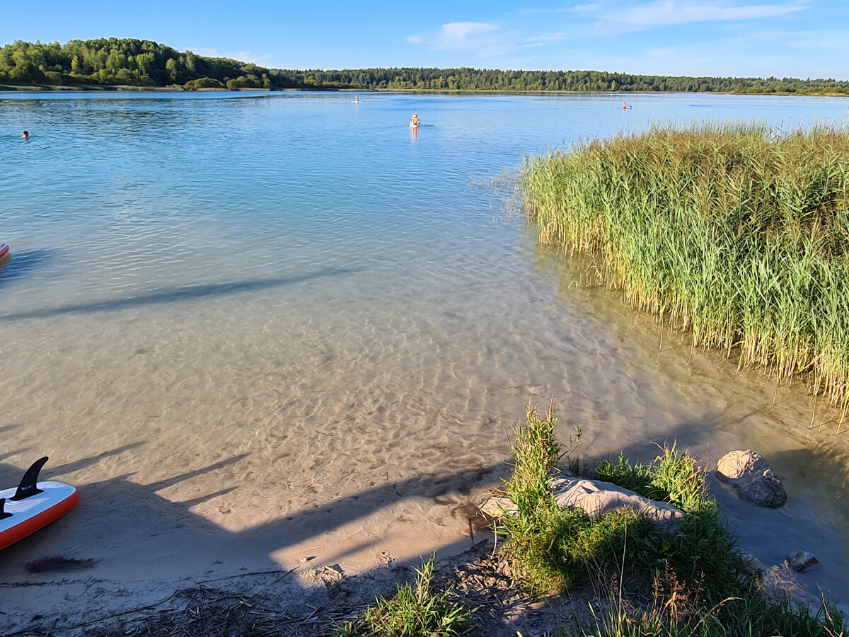 Жаркий августовский день и рабочие разъезды заставили искать водоём для пляжного отдыха в Волосовском районе Ленинградской области.-2
