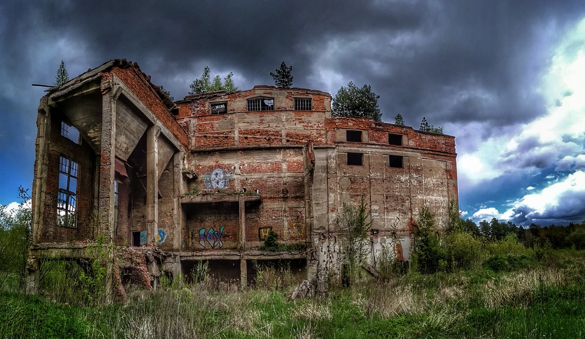 И вот, на одной из таких заброшенных недостроенных объектов играли они в догонялки, и один чувак из их компании свалился в проем между этажами и улетел с четвёртого этажа на какой-то строительный мусор. 