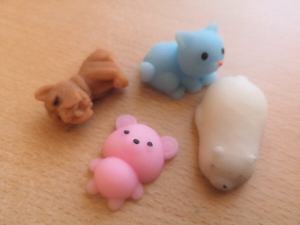 Белый мишка попал деткам в руки и мигом облез. 