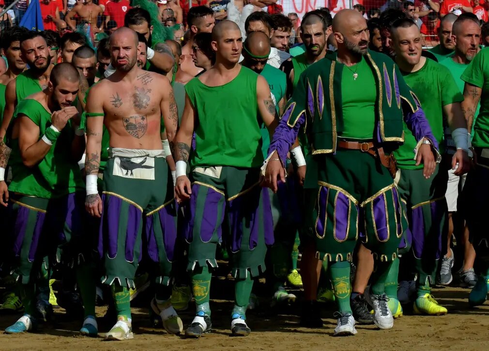 Calcio storico Fiorentino фото красивого прохода команды