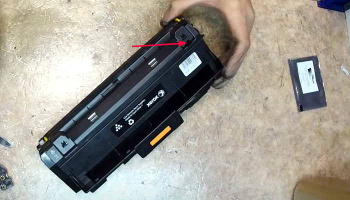 Фото 8.  Острым предметом поддеваем защелку